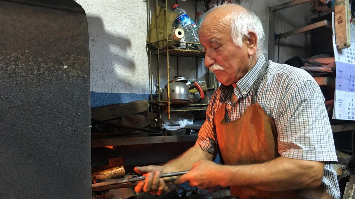 ZONGULDAK (AA) – Zonguldak’ta demir ustası İsmail Oktay, 53 yıl