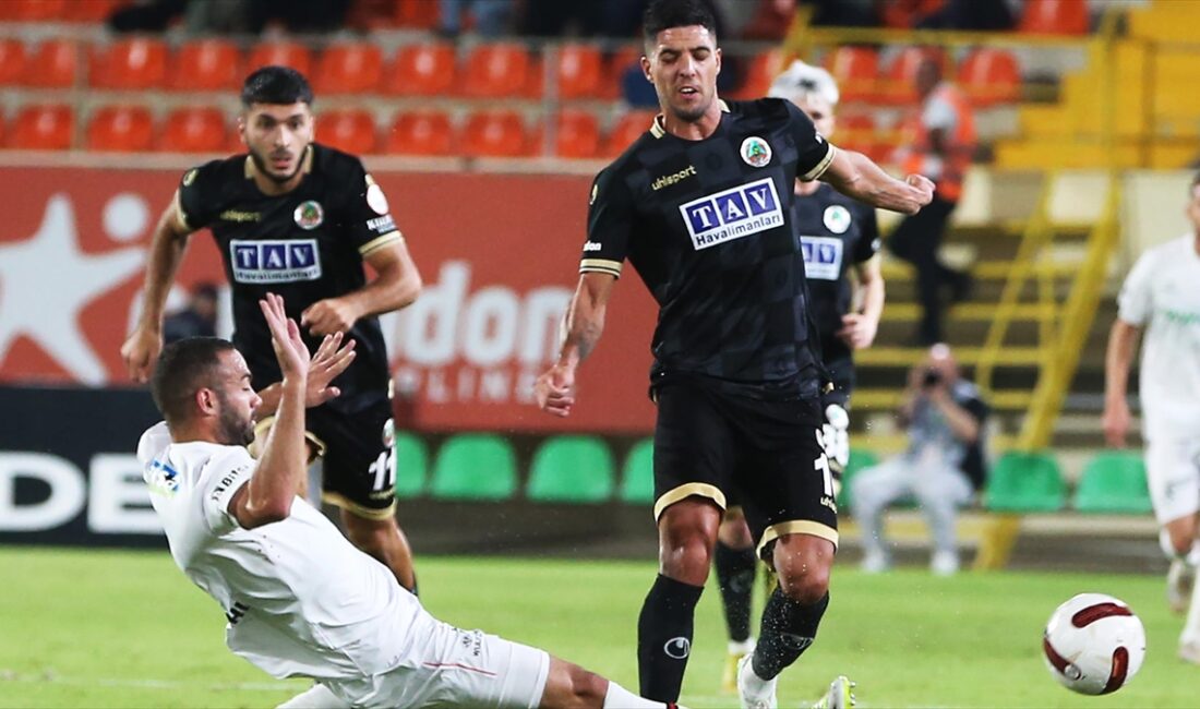 Corendon Alanyaspor, evinde VavaCars Fatih Karagümrük'ü 2-1 mağlup etti.