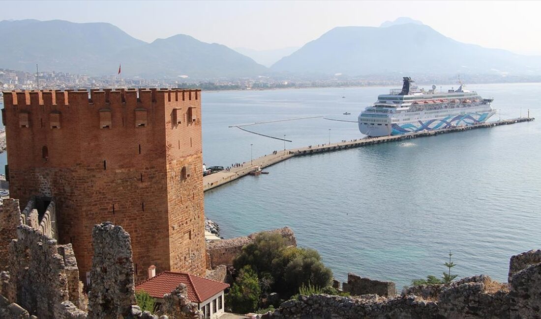 Panama bayraklı kruvaziyer "Crown Iris", Antalya'nın Alanya ilçesinde limana demirledi.