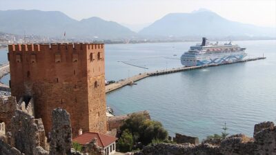 Panama bayraklı kruvaziyer "Crown Iris", Antalya'nın Alanya ilçesinde limana demirledi.