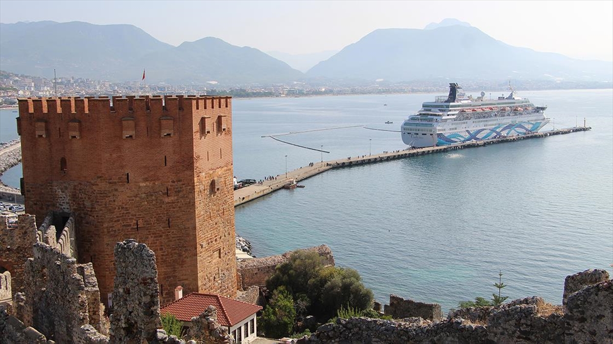 Panama bayraklı kruvaziyer "Crown Iris", Antalya'nın Alanya ilçesinde limana demirledi.