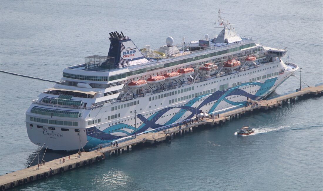 ANTALYA (AA) – Panama bayraklı kruvaziyer "Crown Iris", Antalya'nın Alanya