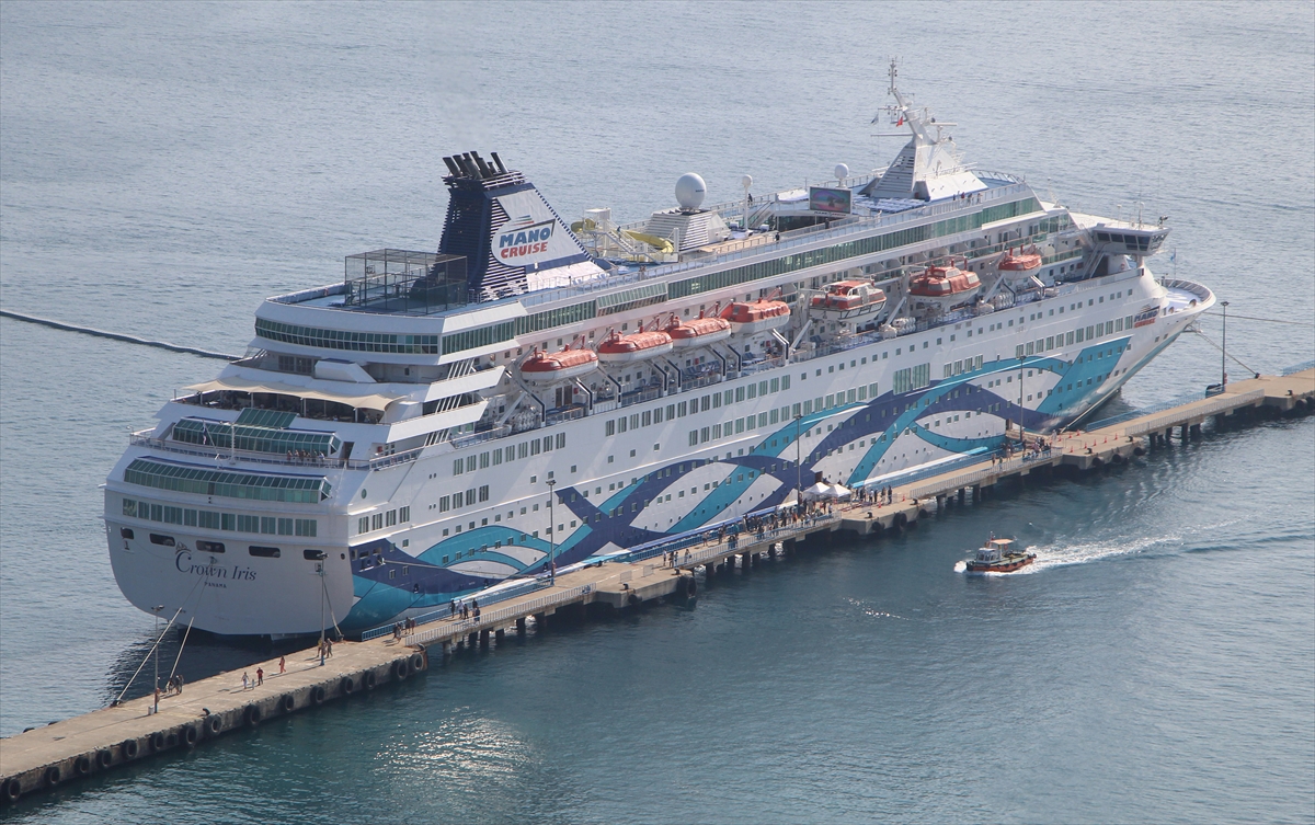 ANTALYA (AA) – Panama bayraklı kruvaziyer "Crown Iris", Antalya'nın Alanya