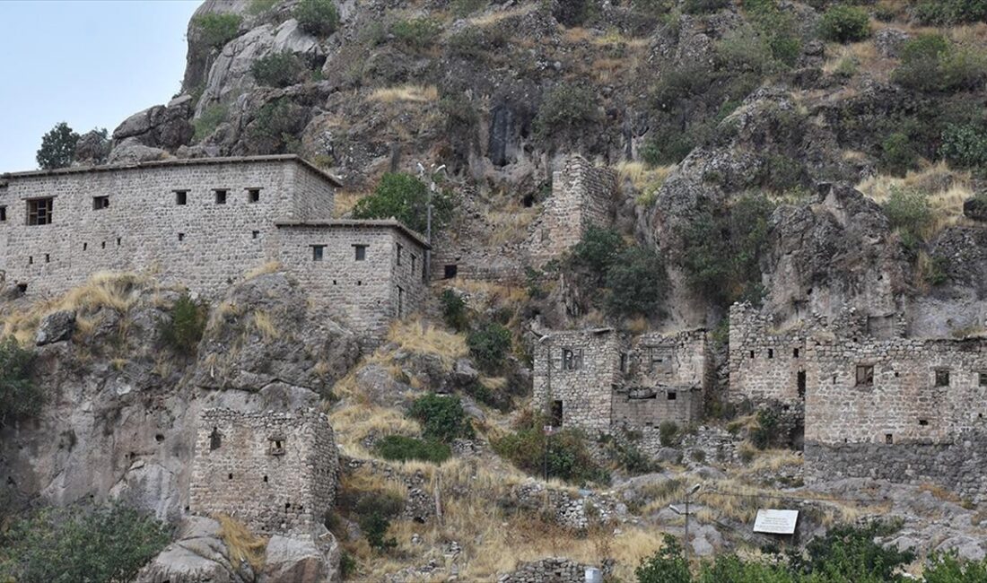 Hakkari'nin Çukurca ilçesinde daha önce 7'si restore edilen, 2'sinde ise