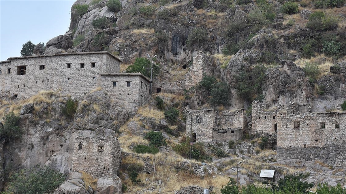 Hakkari'nin Çukurca ilçesinde daha önce 7'si restore edilen, 2'sinde ise