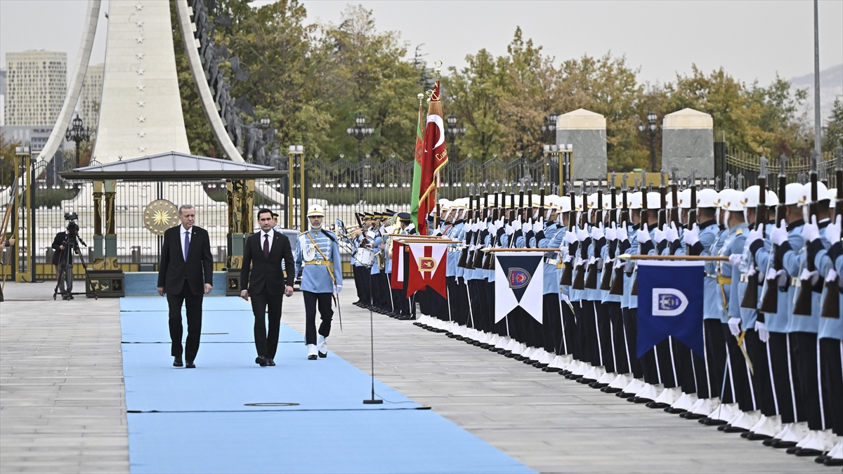 ANKARA (AA) – Berdimuhamedov’un bulunduğu makam aracını Cumhurbaşkanlığı Külliyesi önündeki