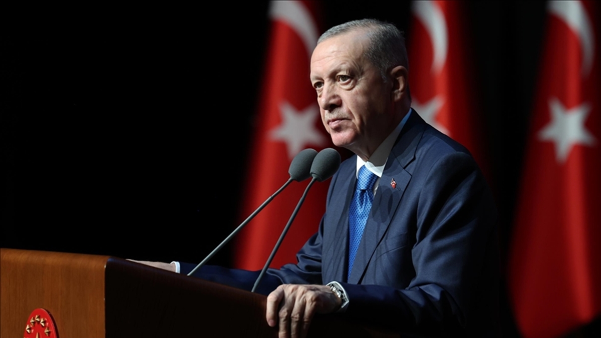 Cumhurbaşkanı Recep Tayyip Erdoğan, "Üniversitelerimizin bir daha asla yasakla, baskıyla,