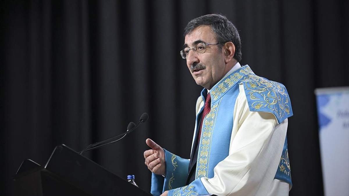 VAN (AA) – Yılmaz, Van’daki programları kapsamında, Yüzüncü Yıl Üniversitesi
