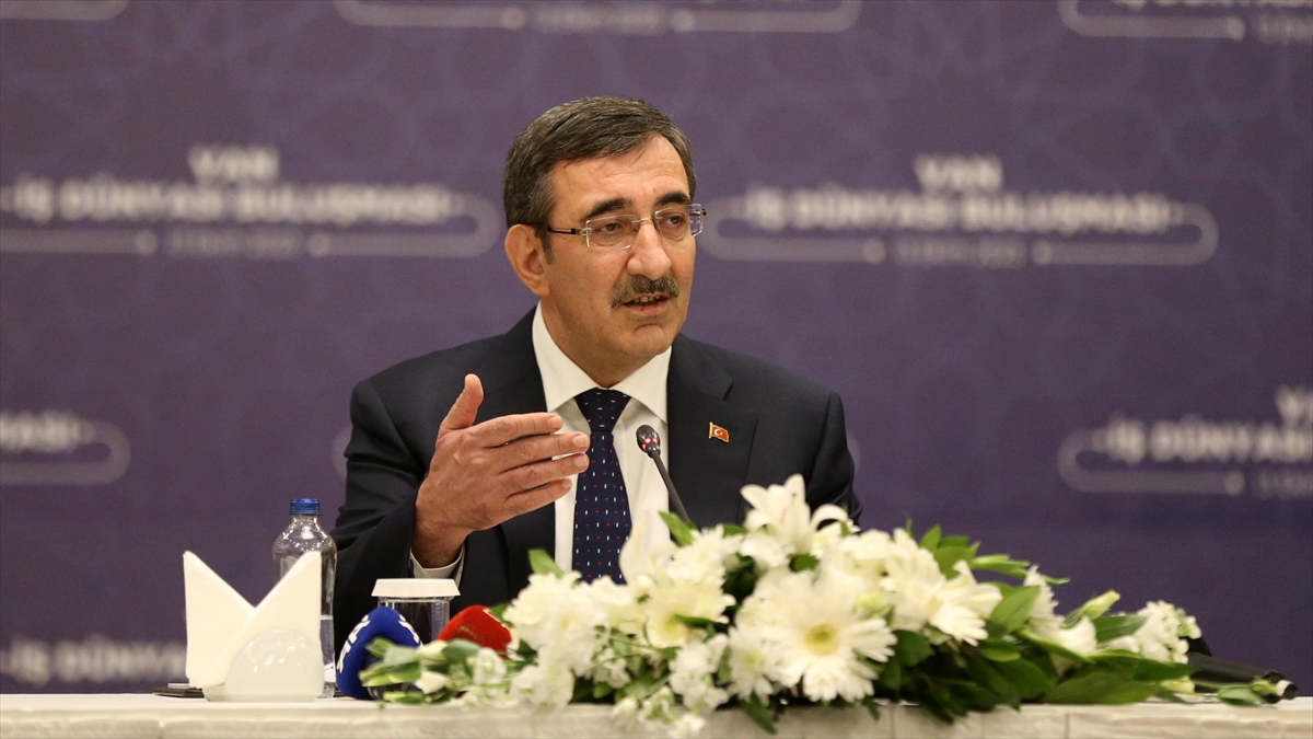 Van'da iş insanları ile bir araya gelen Cumhurbaşkanı Yardımcısı Yılmaz,