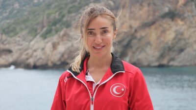 Paletsiz değişken ağırlık kategorisinde 105 metre dünya rekorunu 106 metre