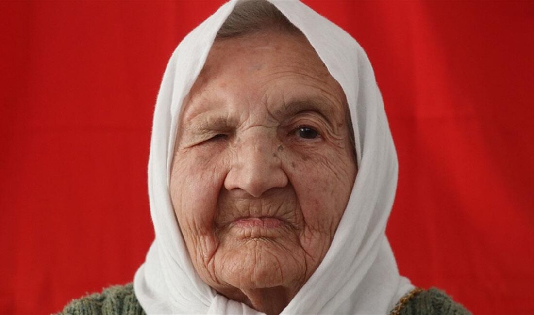 Burdur'da yaşayan Cumhuriyet'le yaşıt 100 yaşındaki Fahriye Altındal'ın anılarında Cumhuriyet'in