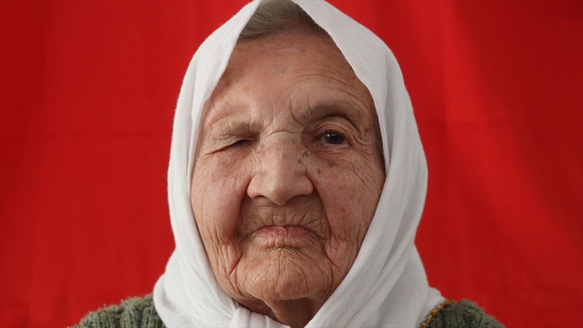 Burdur'da yaşayan Cumhuriyet'le yaşıt 100 yaşındaki Fahriye Altındal'ın anılarında Cumhuriyet'in