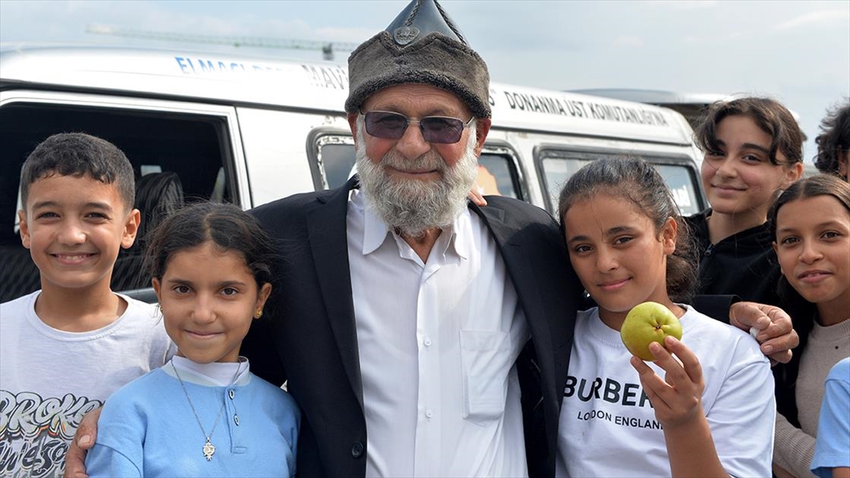 Denizli'de yaşayan 72 yaşındaki Muhammet Yılmaz, bahçesinden topladığı yaklaşık 1