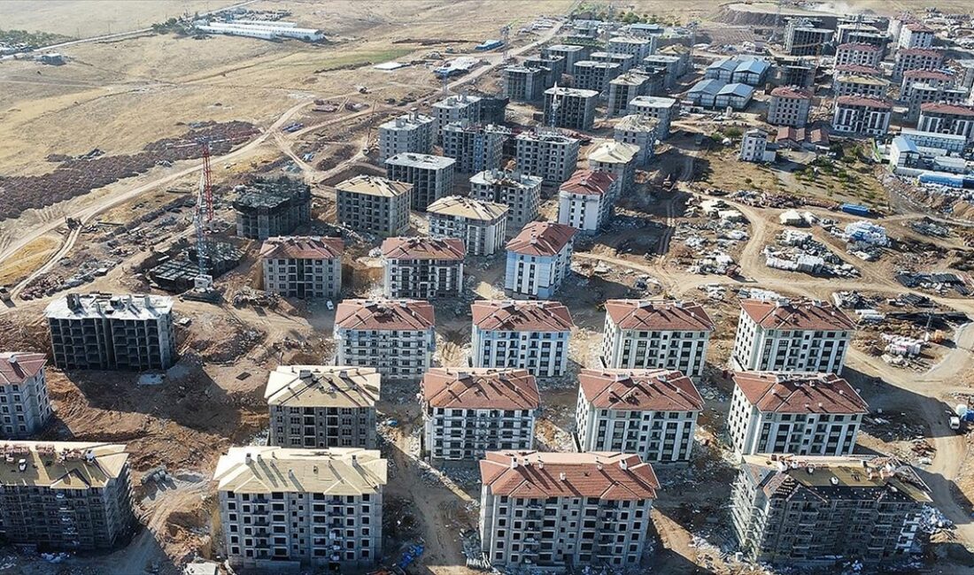 Çevre, Şehircilik ve İklim Değişikliği Bakanı Mehmet Özhaseki, deprem bölgesinde