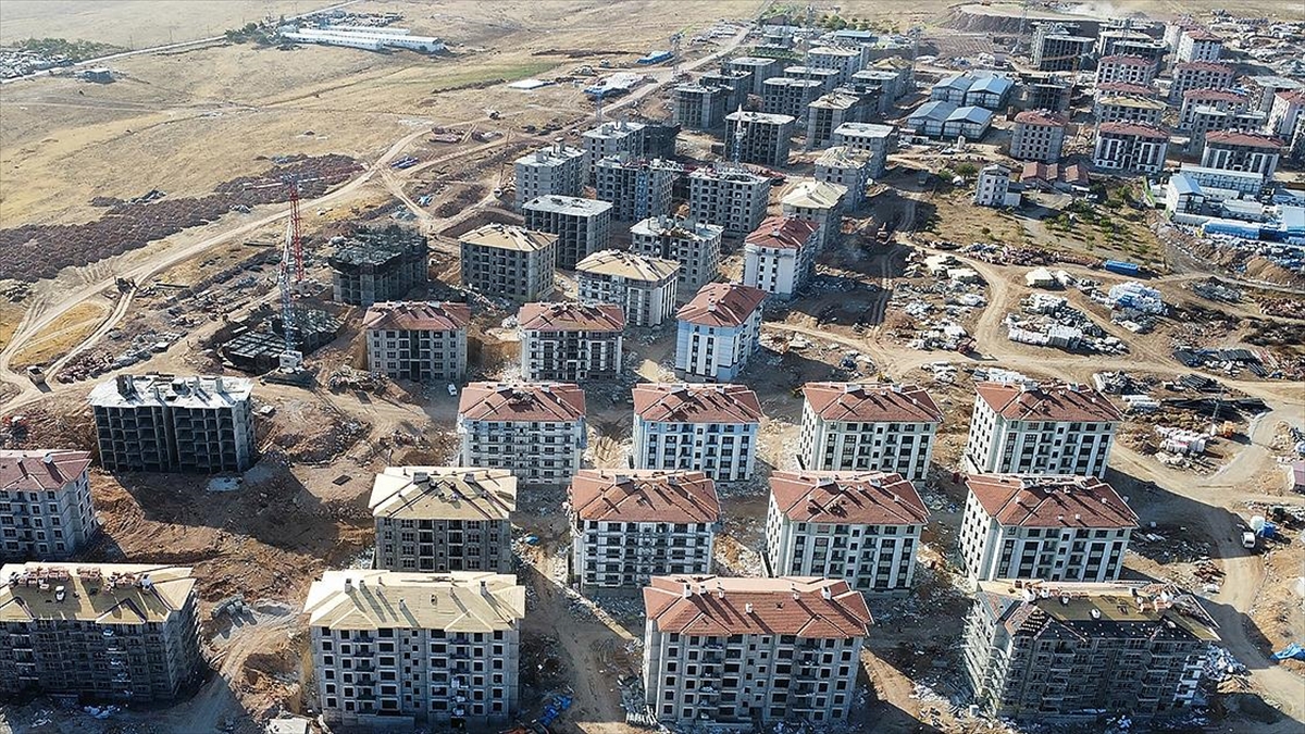 Çevre, Şehircilik ve İklim Değişikliği Bakanı Mehmet Özhaseki, deprem bölgesinde