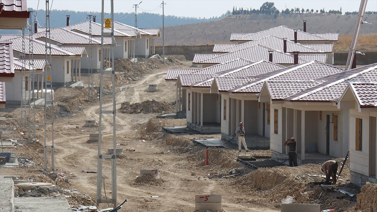 Kahramanmaraş merkezli 6 Şubat'taki depremlerden etkilenen Adıyaman'da, evleri yıkılan veya