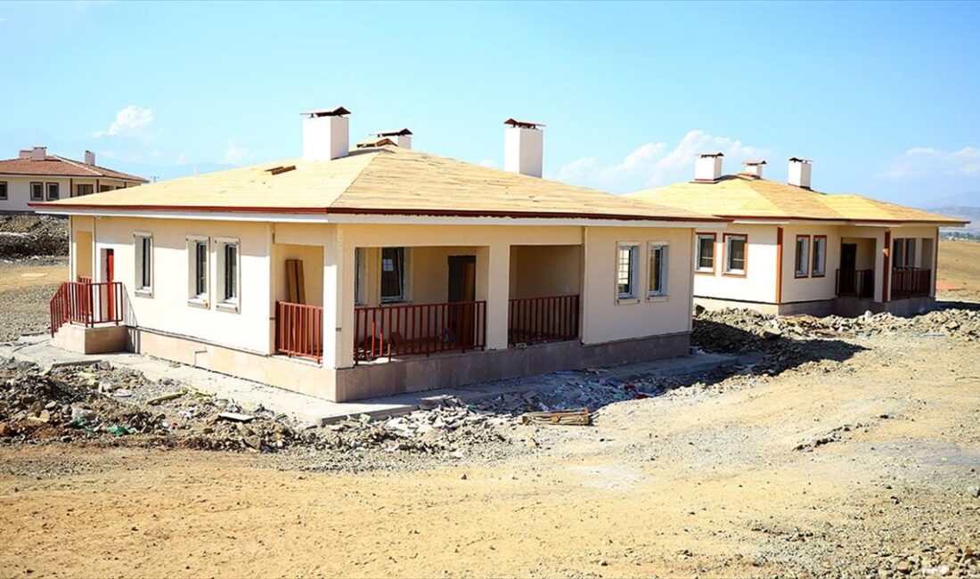 Kahramanmaraş'ta 6 Şubat'ta meydana gelen depremlerden etkilenen Türkoğlu ilçesine bağlı