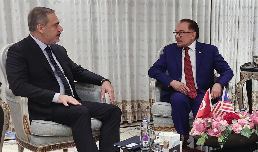 Dışişleri Bakanı Hakan Fidan, Malezya Başbakanı Enver İbrahim ile bir