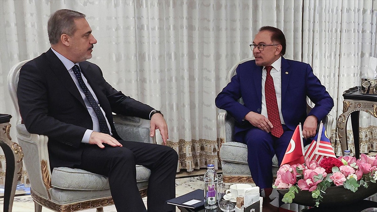 Dışişleri Bakanı Hakan Fidan, Malezya Başbakanı Enver İbrahim ile bir