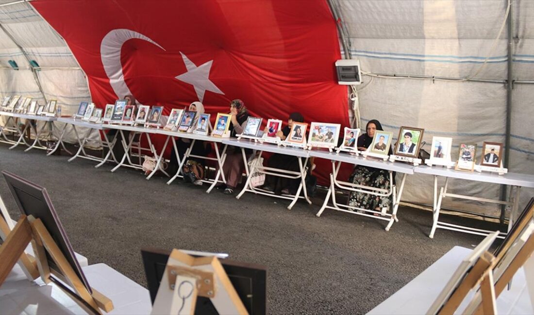 Dağa kaçırılan çocukları için HDP il binası önünde oturma eylemi