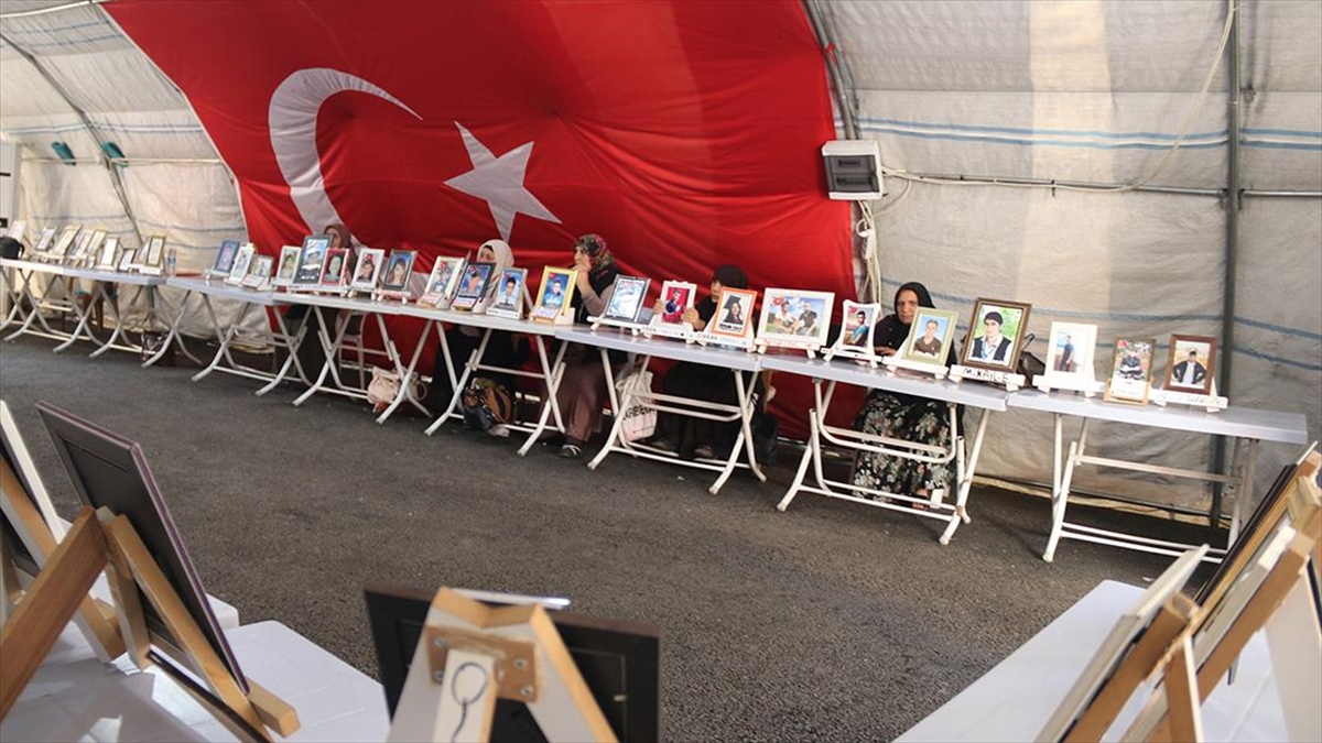 Dağa kaçırılan çocukları için HDP il binası önünde oturma eylemi