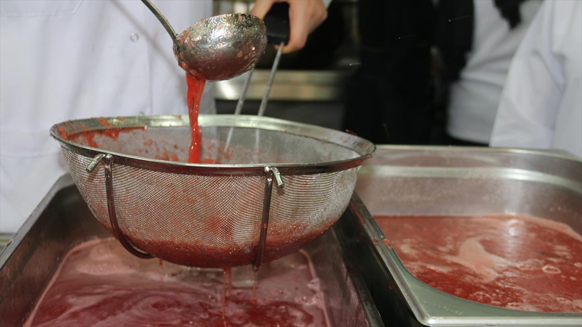 Diyarbakır'da üniversite öğrencileri tescilli Diyarbakır karpuzunu tatlı, yemek ve içeceklerde