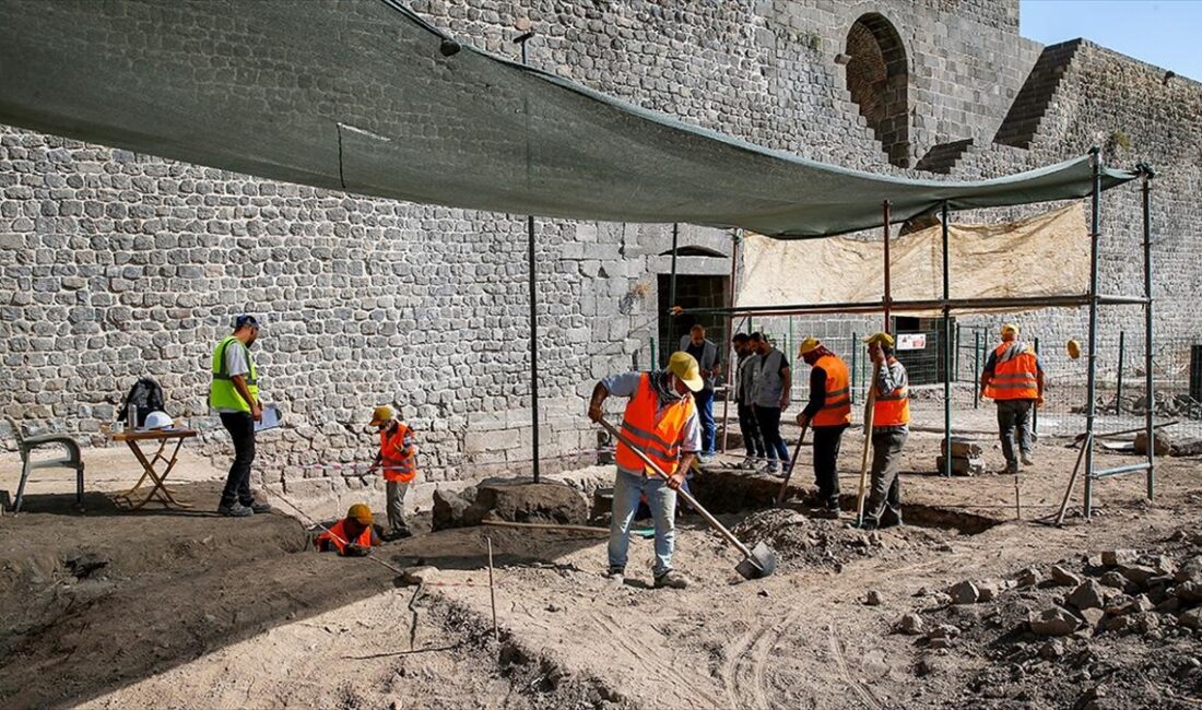 "Diyarbakır'ın kalbi" olarak nitelendirilen 9 bin yıllık Amida Höyük'te yürütülen