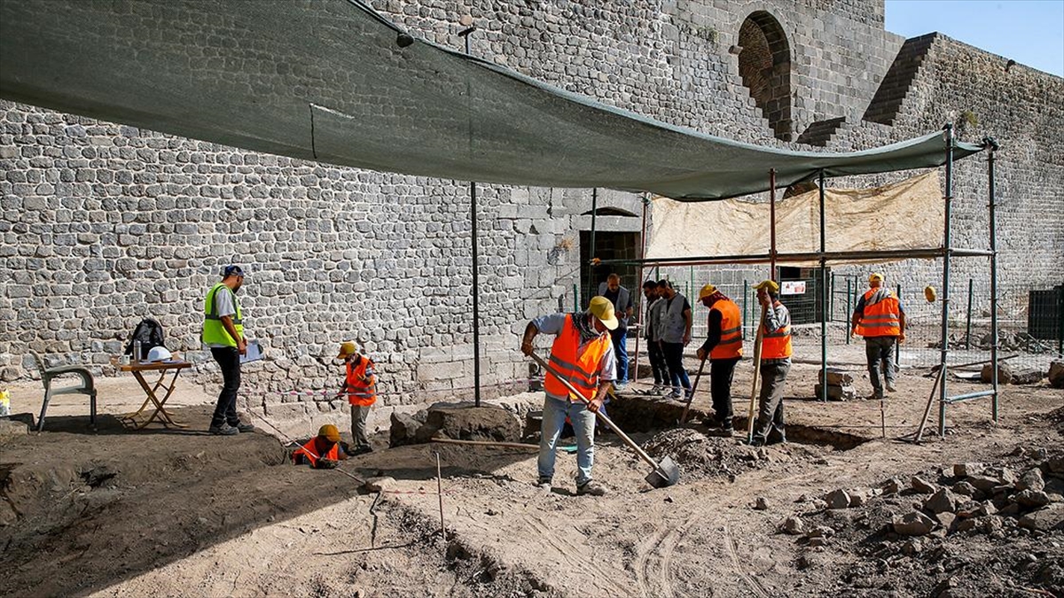 "Diyarbakır'ın kalbi" olarak nitelendirilen 9 bin yıllık Amida Höyük'te yürütülen