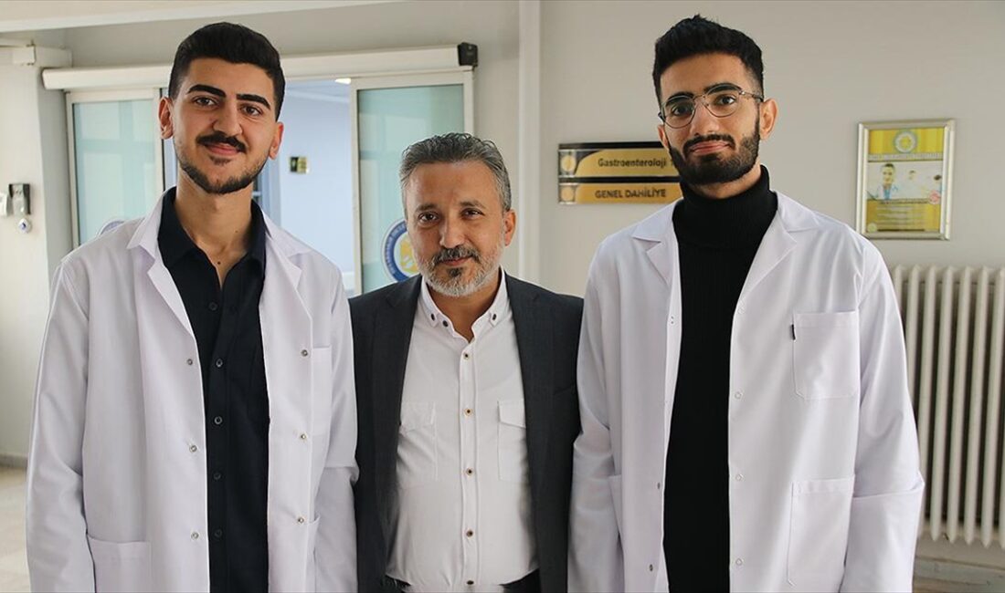 Diyarbakır'da, iki genç önceki yıl hazırlandıkları Yükseköğretim Kurumları Sınavı (YKS)