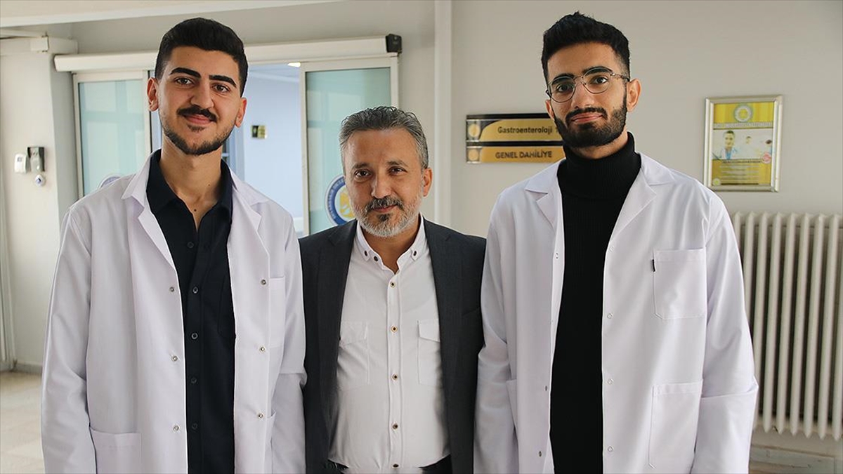 Diyarbakır'da, iki genç önceki yıl hazırlandıkları Yükseköğretim Kurumları Sınavı (YKS)