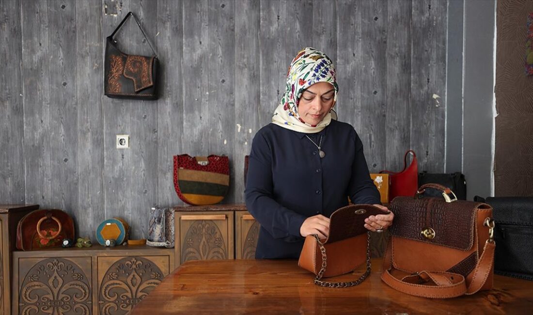Diyarbakır'da yaşayan Zeynep Batal, kişiye özel tasarlayarak ürettiği çantaları yurt
