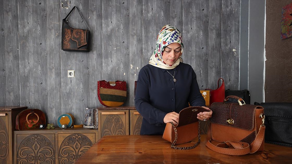 Diyarbakır'da yaşayan Zeynep Batal, kişiye özel tasarlayarak ürettiği çantaları yurt