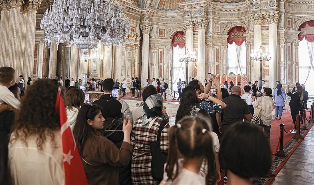 Dolmabahçe Sarayı'na Cumhuriyet'in 100. yıl dönümünde ziyaretçi akını Türkiye Cumhuriyeti'nin Kurucusu Gazi Mustafa Kemal Atatürk'ün dünyaya gözlerini yumduğu