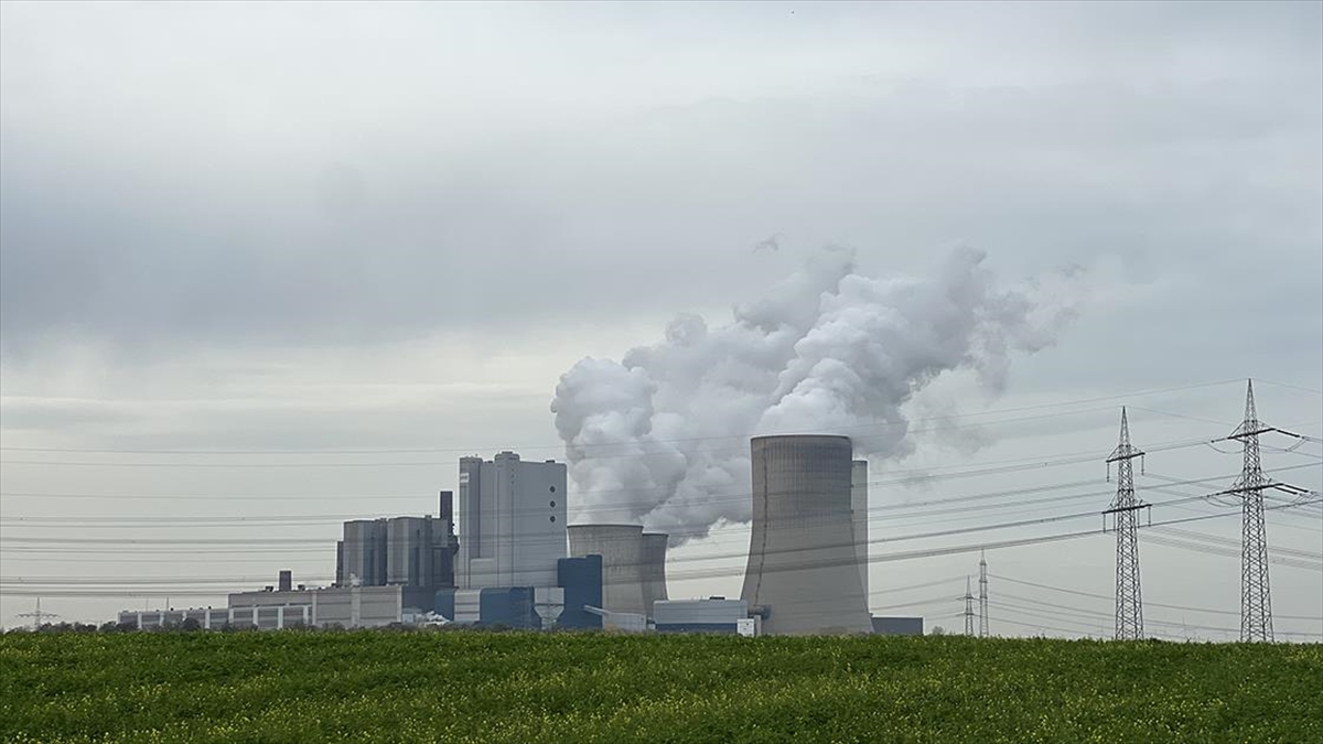 Küresel elektrik talebinin yüzde 38'ini oluşturan 107 ülkede fosil yakıtlardan