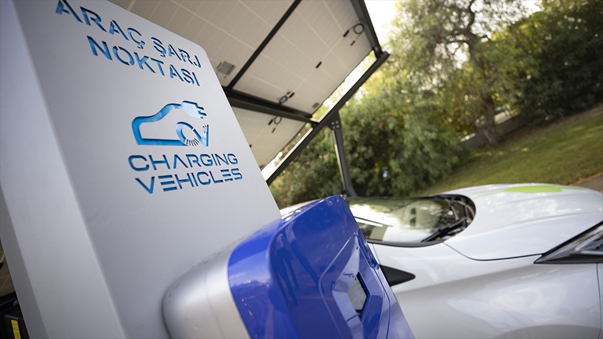 Türkiye'de elektrikli araçların sayısı her geçen gün artarken, aracını sitesinde