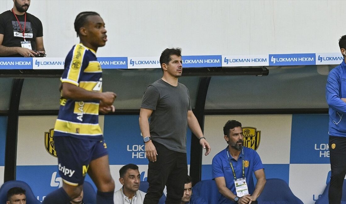 Fenerbahçe ve Başakşehir'deki teknik direktörlük kariyerlerine galibiyetle başlayan Emre Belözoğlu,