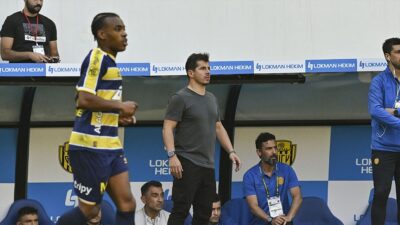 Fenerbahçe ve Başakşehir'deki teknik direktörlük kariyerlerine galibiyetle başlayan Emre Belözoğlu,