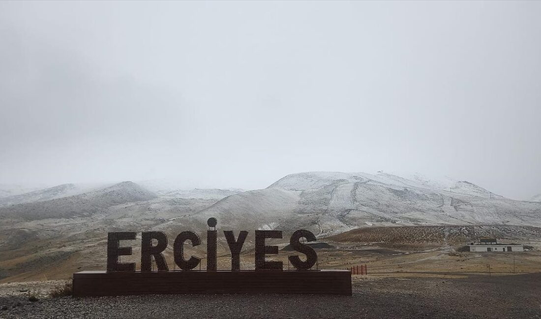 Türkiye'nin önemli kayak merkezlerinden Erciyes'te etkili olan yağışın ardından zirveye