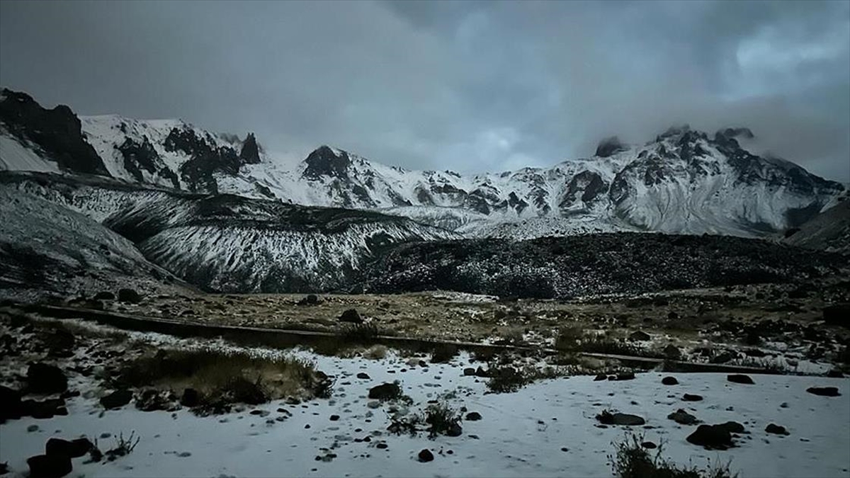 Türkiye'nin önemli kayak merkezlerinden Erciyes Dağı'nın yüksek kesimlerine mevsimin ilk