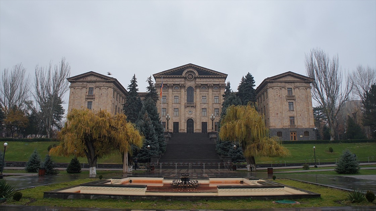 Ermenistan Ulusal Meclisi, Uluslararası Ceza Mahkemesinin (UCM) Roma Statüsü'nü onayladı.