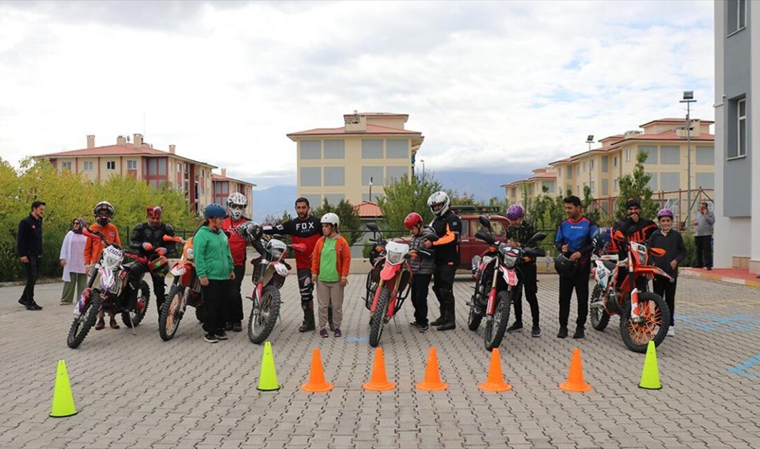 ERZINCAN (AA) – Erzincan Enduro Motosiklet Grubu üyelerince, kentte, Milli