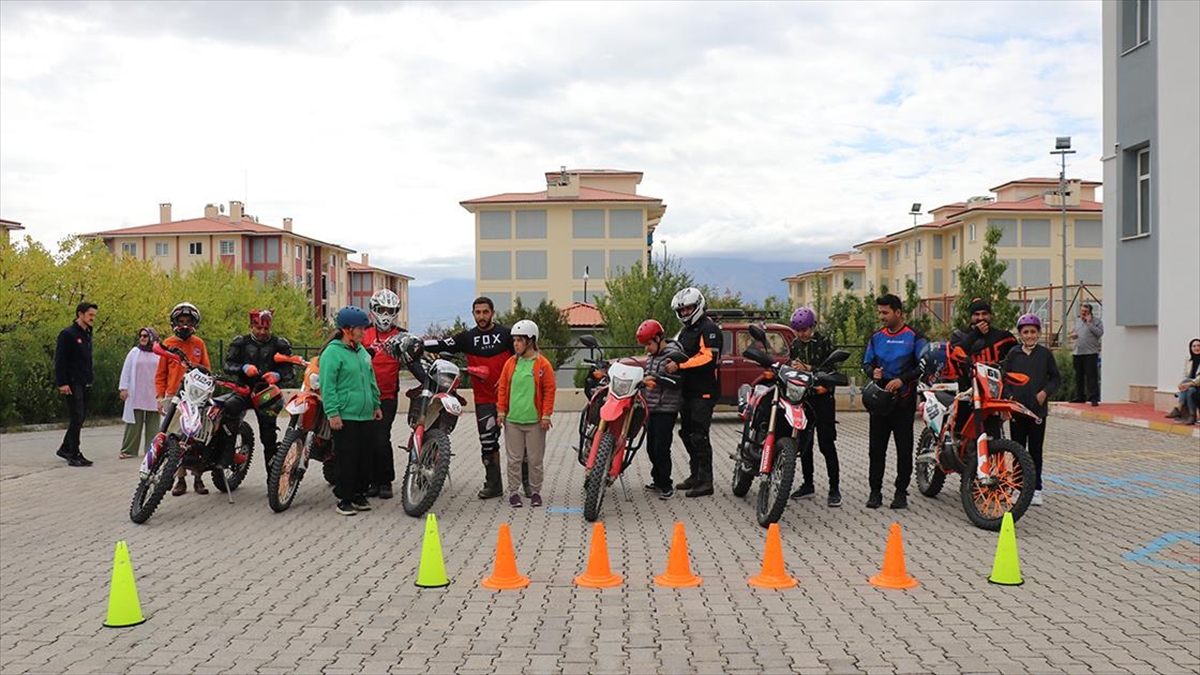 ERZINCAN (AA) – Erzincan Enduro Motosiklet Grubu üyelerince, kentte, Milli