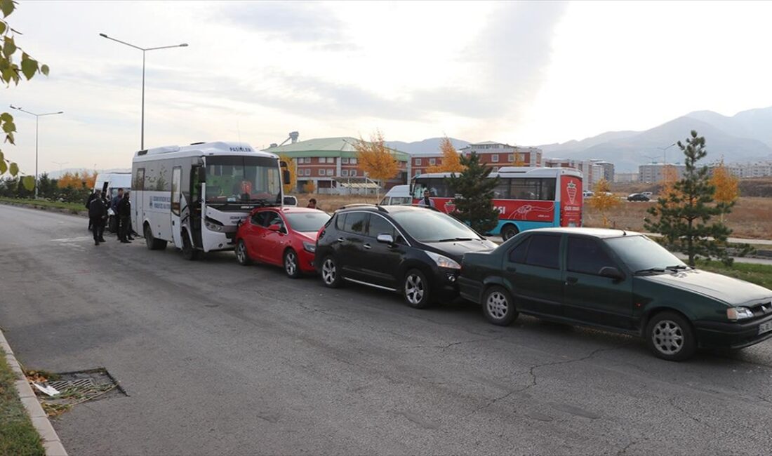 Erzurum'da, personel servisi, özel halk otobüsü ile 3 otomobilin karıştığı