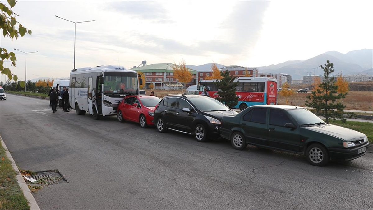 Erzurum'da, personel servisi, özel halk otobüsü ile 3 otomobilin karıştığı