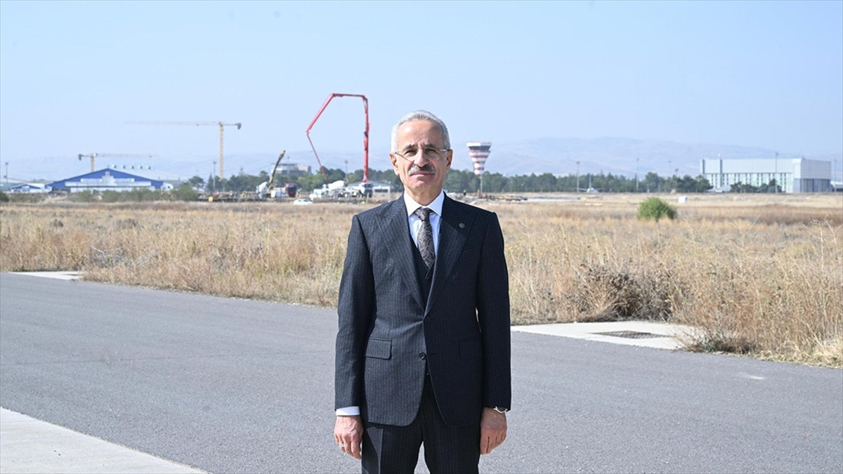 Ulaştırma ve Altyapı Bakanı Abdulkadir Uraloğlu, yaklaşık 298 milyon avro