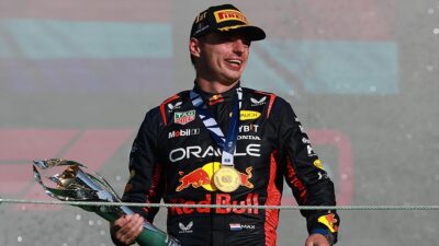 Formula 1'de üst üste 3. kez dünya şampiyonu olan Red