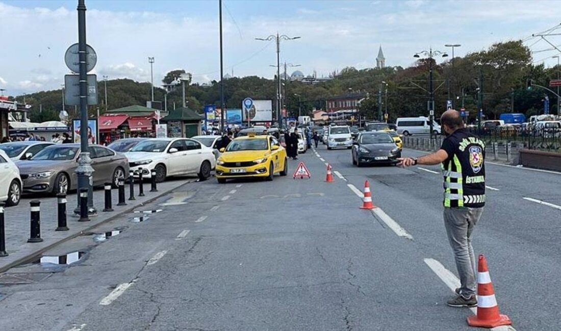 Fatih'te polis ekiplerince yapılan denetimde, müşterilerinden fazla ücret isteyen ve