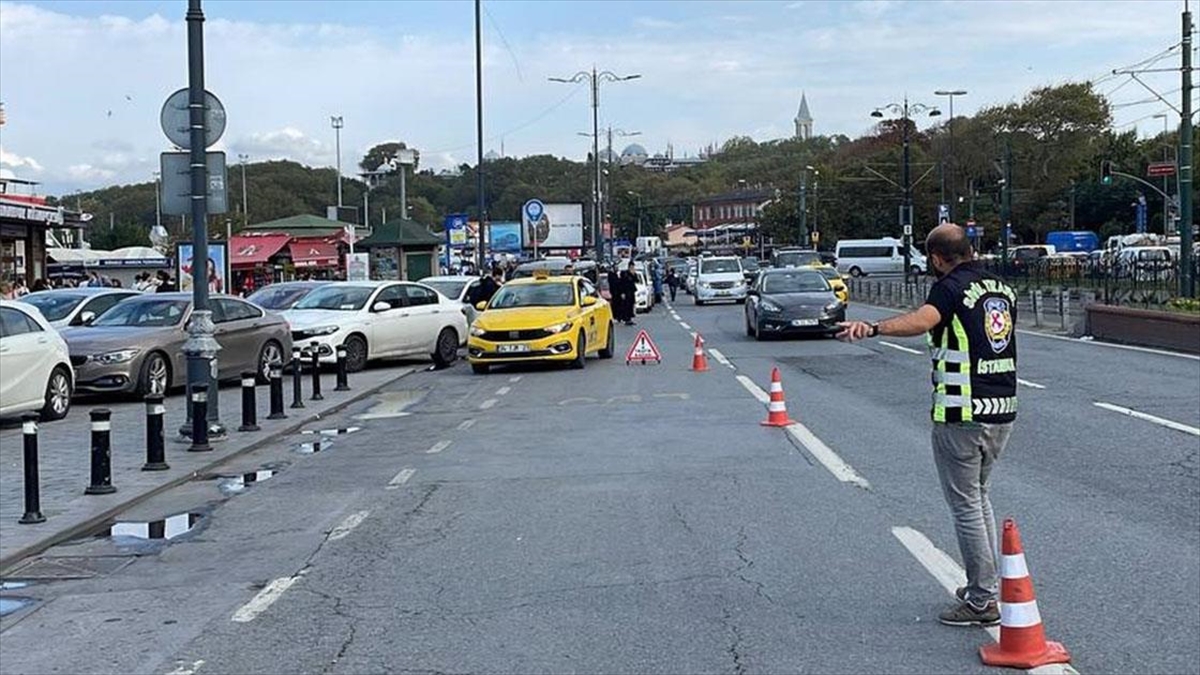 Fatih'te polis ekiplerince yapılan denetimde, müşterilerinden fazla ücret isteyen ve