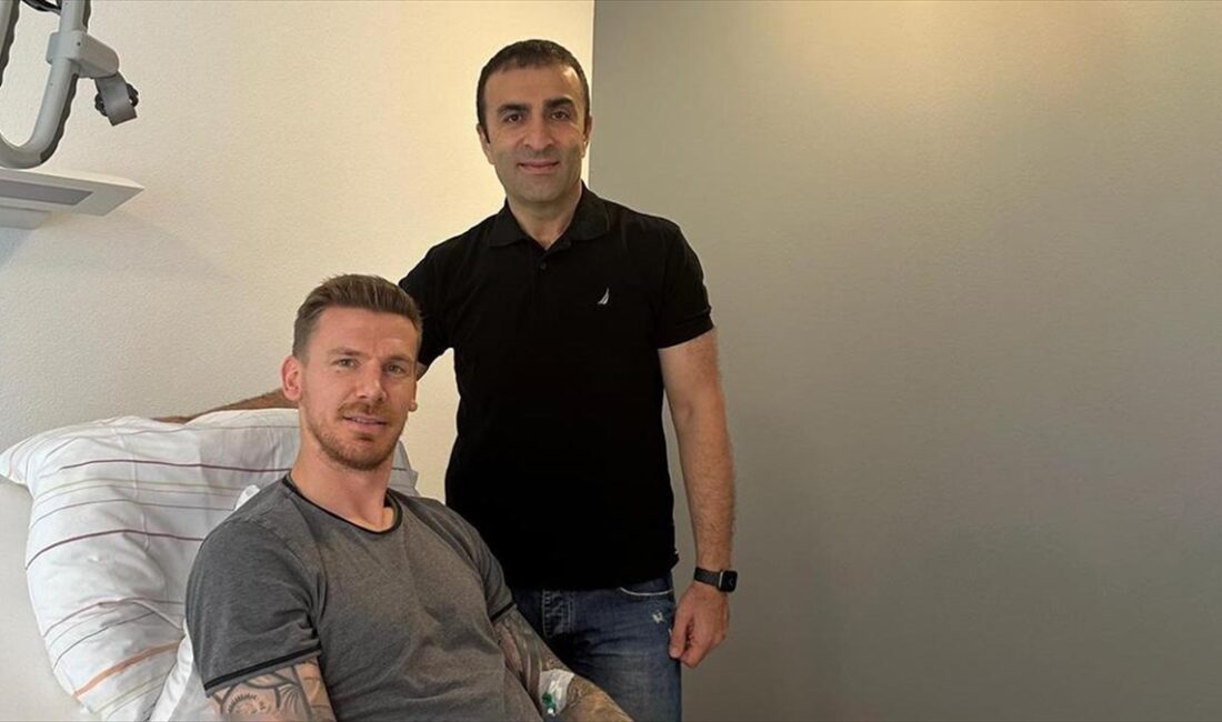 Sol ayak bileğinden yaşadığı sakatlık nedeniyle Almanya'ya giden Fenerbahçe'nin savunma