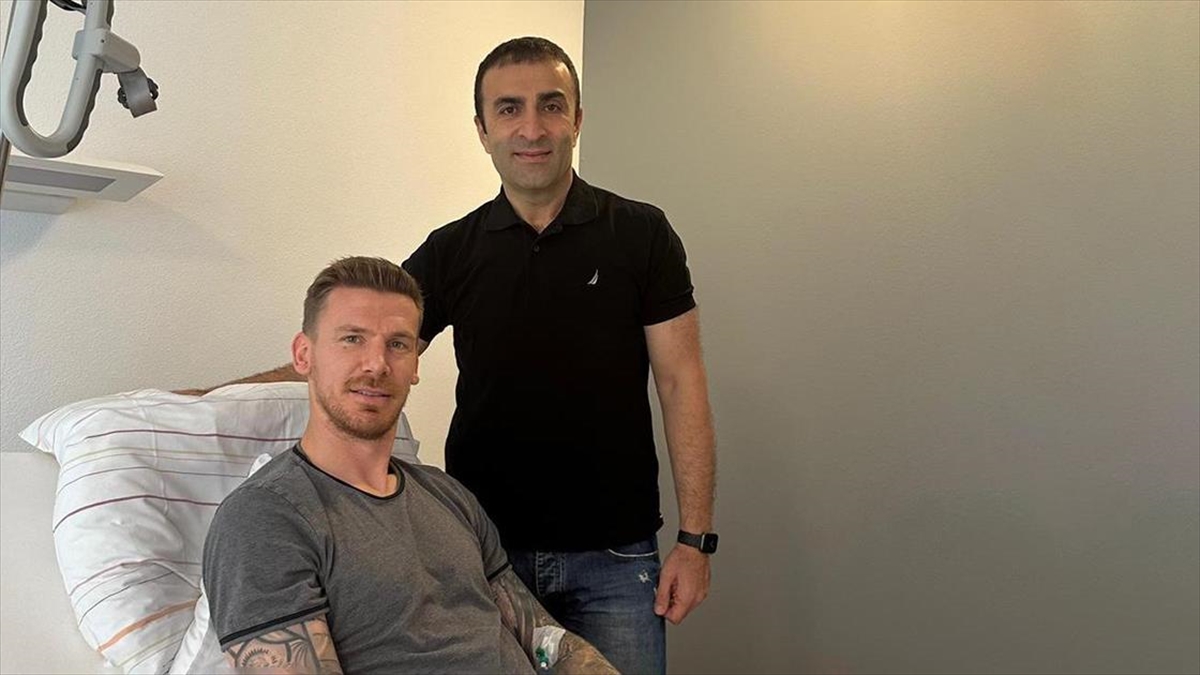 Sol ayak bileğinden yaşadığı sakatlık nedeniyle Almanya'ya giden Fenerbahçe'nin savunma